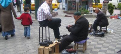 Ein Schuhputzer in Istanbul mit Kunde