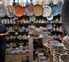 Keramikgeschäft in Istanbul mit unzähligen bemalten Tellern und Schalen auf Wandregalen