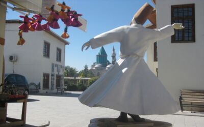 Eine Derwischfigur vor dem Mevlana-Kloster in Konya