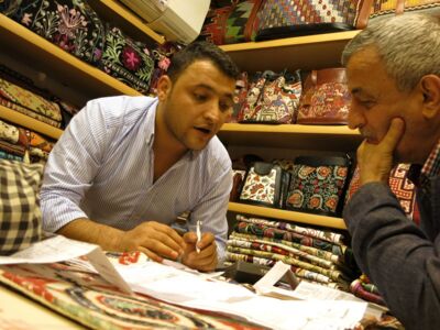 Ahmet Aksu mit Necati im Taschenladen