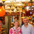 Christina und Necati in ihrem Laden, umgeben von vielen bunten Lampen und Textilien
