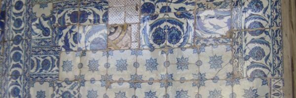 Keramikfliesen aus Iznik an der Istanbuler Rüstem Pasa Moschee