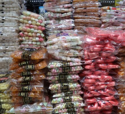 aufeinander geschichtete durchsichtige Bonbontüten mit bunten Bonbons aus Konya