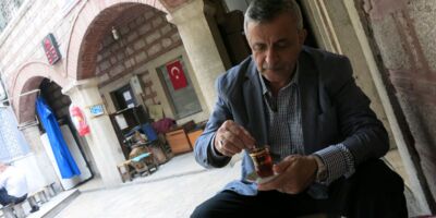 eine wohlverdiente Teepause in einem Hinterhof des Basars in Istanbul