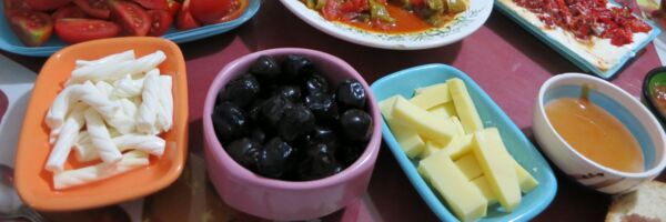 Oliven und Käse zum Frühstück