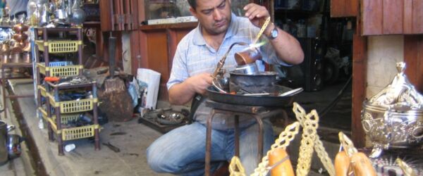 Kupferschmied in Gaziantep beim Löten eines Kaffeepfännchens