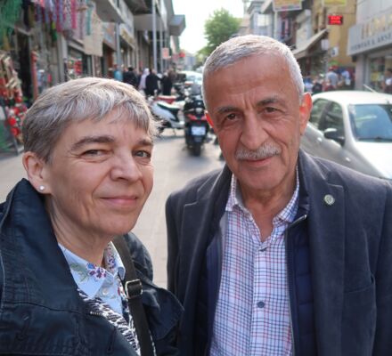 Christina und Necati auf einem Trottoir in Istanbul, hinten ein weisses Auto