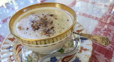 Muhallebi, türkischer Milchpudding in Schälchen