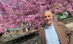 Necati vor blühendem Erguvan-Baum in Istanbul