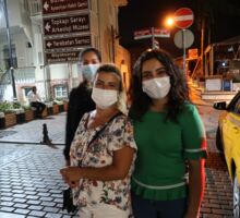 drei türkische Frauen mit Masken in der Nacht