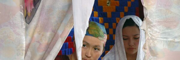zwei Frauen hinter einem Vorhang aus dem Film «Boz Salkyn»