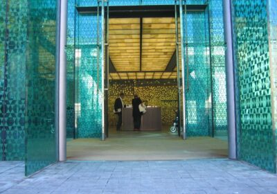 Eingang des Museums Rietberg mit grün gemusterten Glaswänden
