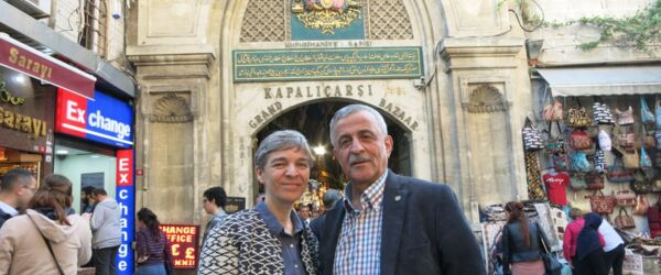 Christina und Necati vor einem Basartor in Istanbul