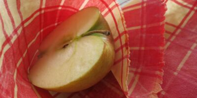 halber Apfel in einem Bienenwachstuch