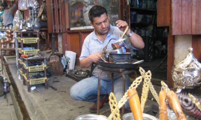 Kupferschmied in Gaziantep beim Löten eines Kaffeepfännchens