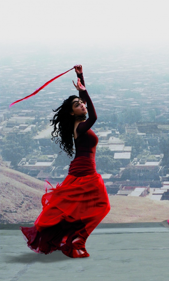 Tänzerin in rotem Jupe aus dem Film «Dunya»
